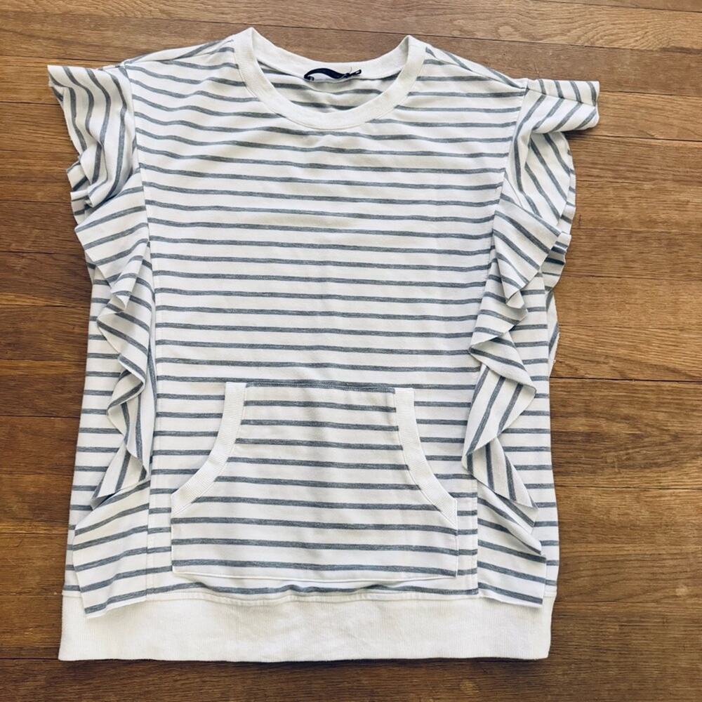 Doe & Rae white gray cap sleeve ruffled crewneck shirt top size small S
 b61